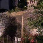 Beleuchteter Stadtgraben mit Stadtmauer in Gräfenberg